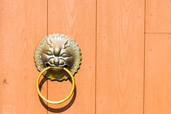 Рукоятка двери в китайском стиле — стоковое фото
