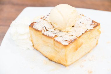 Bal tost dondurma ile