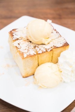 Bal tost dondurma ile