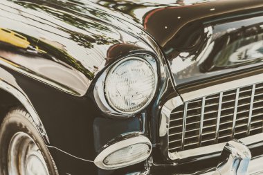 Klasik arabanın far lambası.