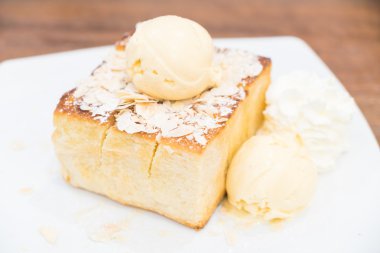 Bal tost dondurma ile