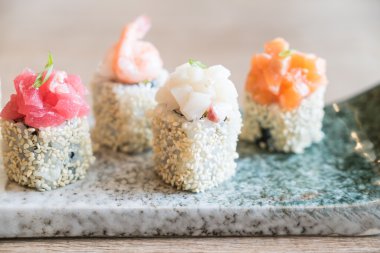 lezzetli ve taze sushi