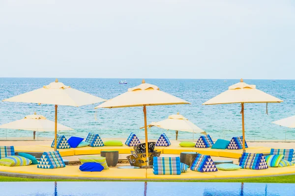 Şemsiye ve plaj sandalye — Stok fotoğraf