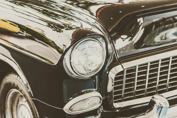 Klasik arabanın far lambası.