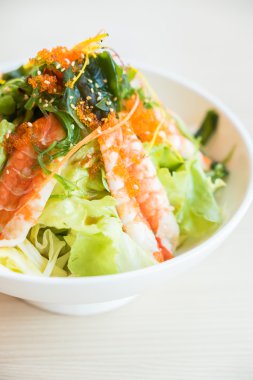 Lezzetli karides salatası