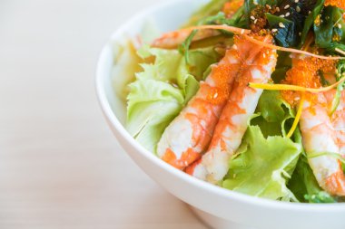 Lezzetli karides salatası