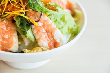 Lezzetli karides salatası