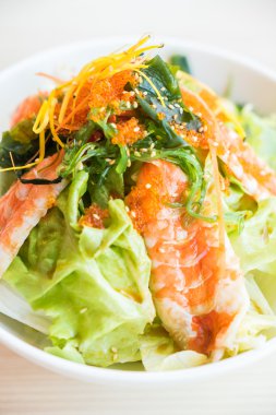 Lezzetli karides salatası