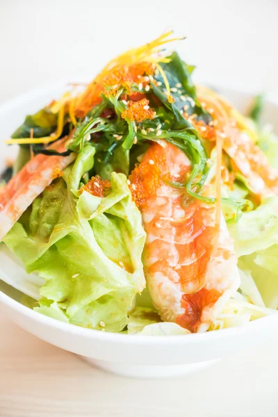 Délicieuse salade de crevettes — Photo