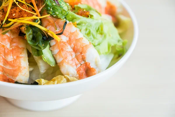 Délicieuse salade de crevettes — Photo
