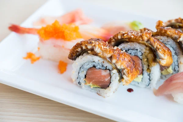 God och färsk sushi — Stockfoto