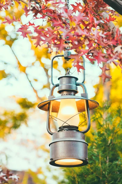 Oude lantaarn met buiten uitzicht — Stockfoto