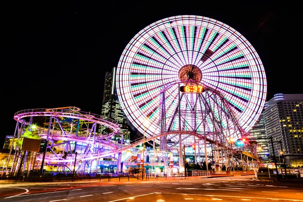 Cityscapre Yokohama skyline e roda gigante — Fotografia de Stock