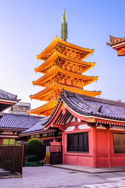 Hermosa arquitectura en el templo de Sensoji — Foto de Stock