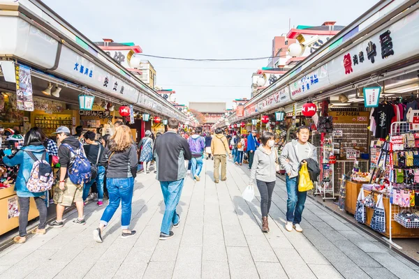 Άνθρωποι γύρω από την εμπορική οδό στο Asakusa — Φωτογραφία Αρχείου