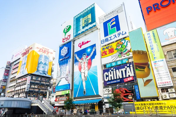 Nachtansicht der Schilder Reklame bei numba — Stockfoto