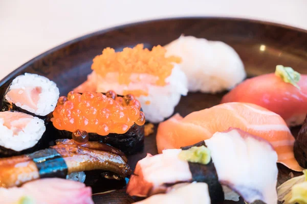 lezzetli ve taze sushi