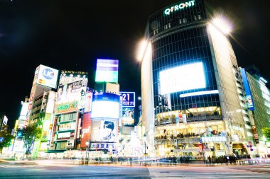 Kalabalık halk Shibuy yürümek