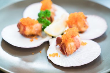 Kızarmış domuz pastırması ile tarak