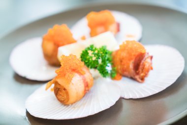 Kızarmış domuz pastırması ile tarak