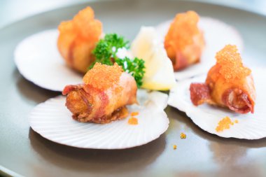 Kızarmış domuz pastırması ile tarak