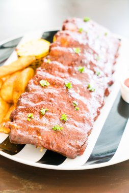 Izgara Barbekü domuz eti tatlı sos ile