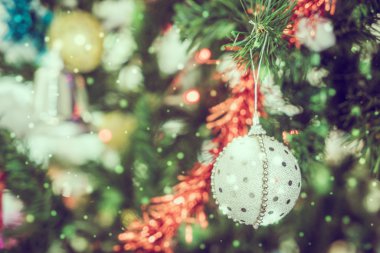 Ağaçta noel süsü