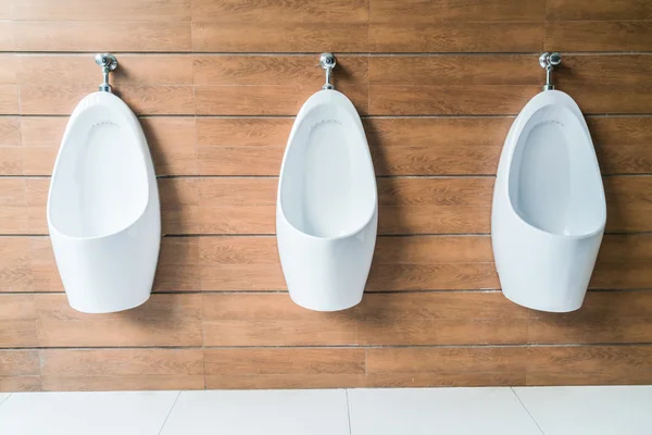 Urinoarer i män toalett — Stockfoto