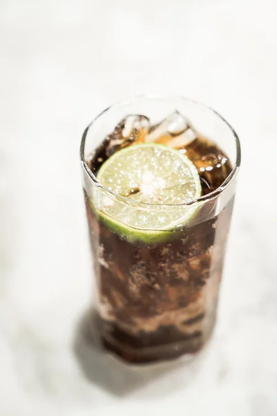 Iced cokes glas met citroen — Stockfoto
