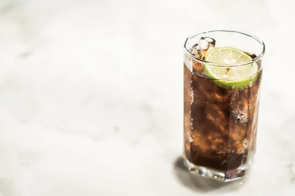 Es coke glass dengan lemon — Stok Foto