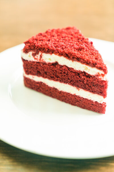 Вкусный красный бархатный торт
