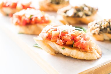 Domates ve kafamız Bruschetta