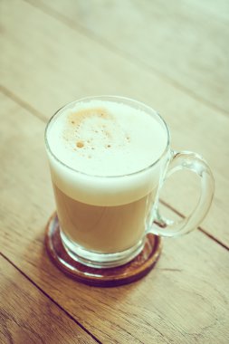 Kahve dükkanında kahve fincanı.