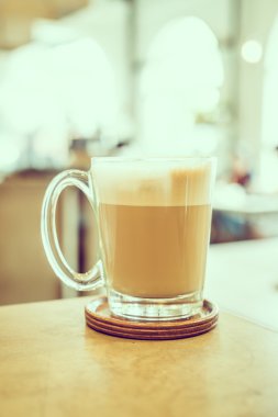 Kahve dükkanında kahve fincanı.