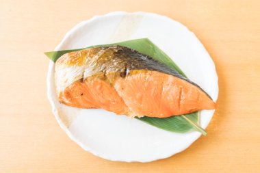Izgara somon filetosu.