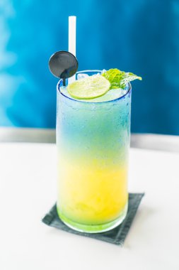 Renkli limon kokteyl