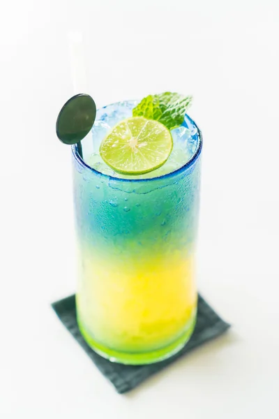 Цветной лимонный коктейль — стоковое фото