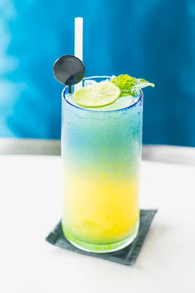 Cocktail au citron coloré — Photo