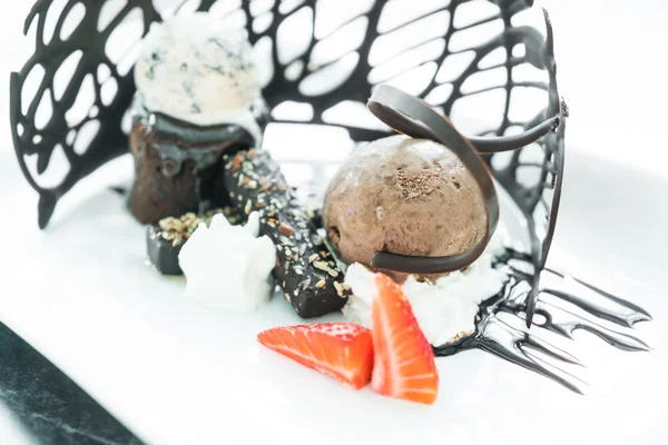アイスクリーム、上にイチゴのブラウニー — ストック写真