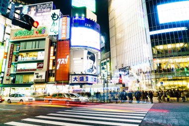 Kalabalık halk Shibuy yürümek