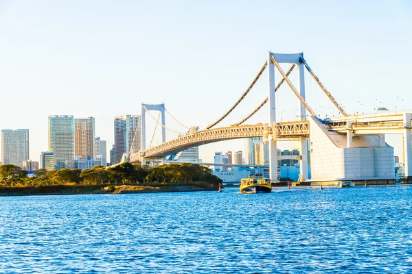 Regenboog-brug in de stad Tokio — Stockfoto