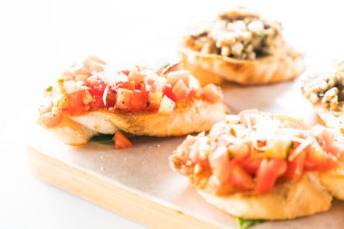Domates ve mantar Bruschetta