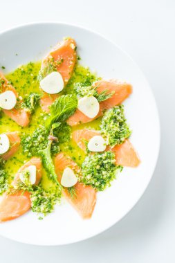 Baharatlı soslu somon salata