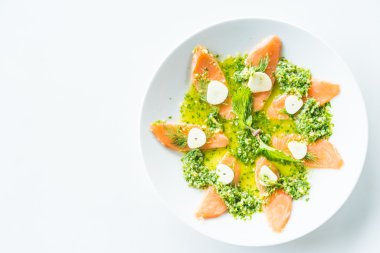 Baharatlı soslu somon salata