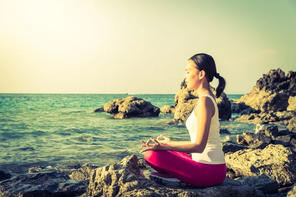 Vrouw yoga actie op strand — Stockfoto