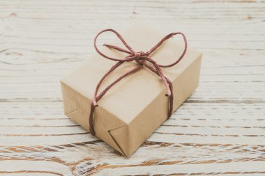 kahverengi hediye kutusu