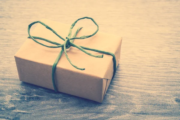 Kahverengi hediye kutusu — Stok fotoğraf