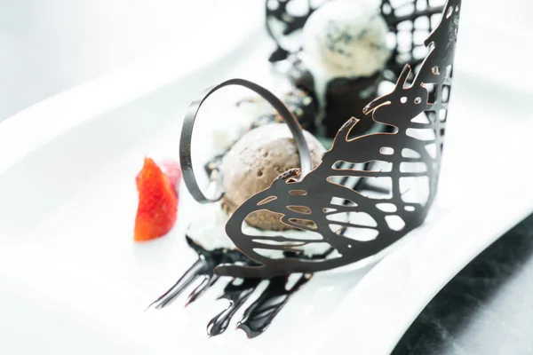 Dolce dessert con gelato al cioccolato — Foto Stock