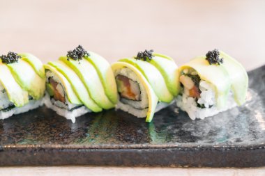 lezzetli avokado suşi