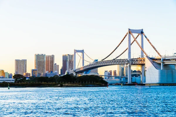 Regenboog-brug in de stad Tokio — Stockfoto